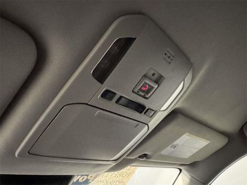 Used 2022 Toyota Highlander L image 25