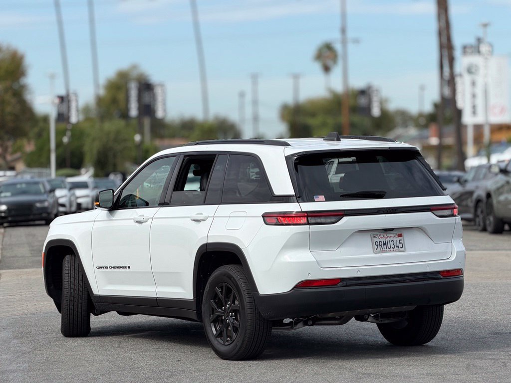 Used 2025 Jeep Grand Cherokee Altitude RWD image 2