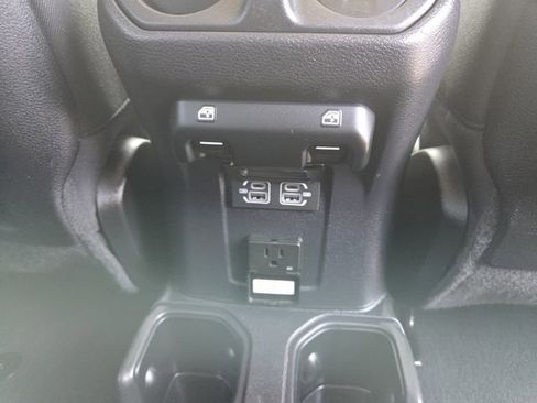 Used 2022 Jeep Wrangler Unlimited Rubicon AWD/4WD image 16