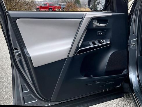 Used 2018 Toyota RAV4 Limited image 21