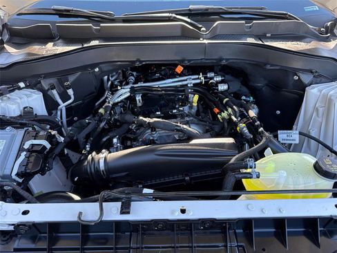 Used 2025 Ford Explorer Active w/ Active Comfort Package image 8