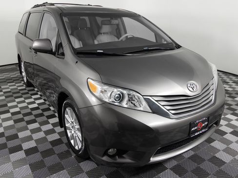 Used 2013 Toyota Sienna XLE image 10