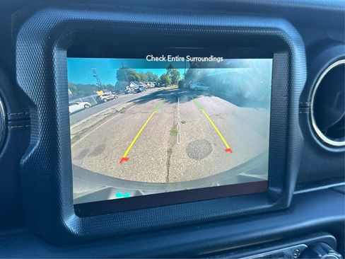Used 2022 Jeep Wrangler Unlimited Sahara AWD/4WD image 18
