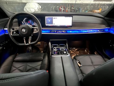 Used 2025 BMW 740i w/ Premium Package image 18
