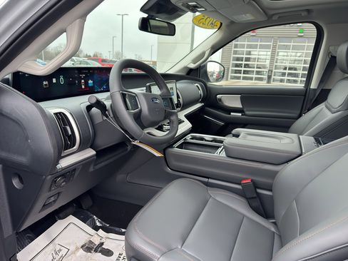 New 2025 Ford Expedition Active image 8