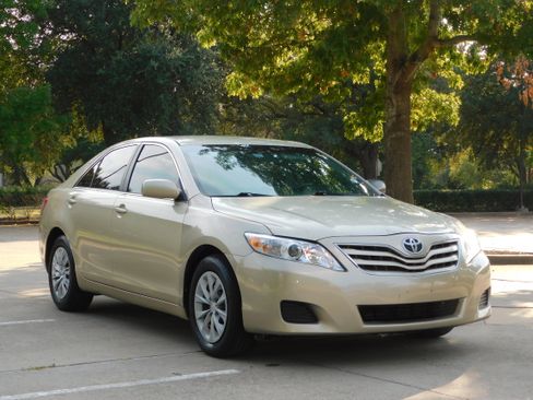 Used 2010 Toyota Camry image 10