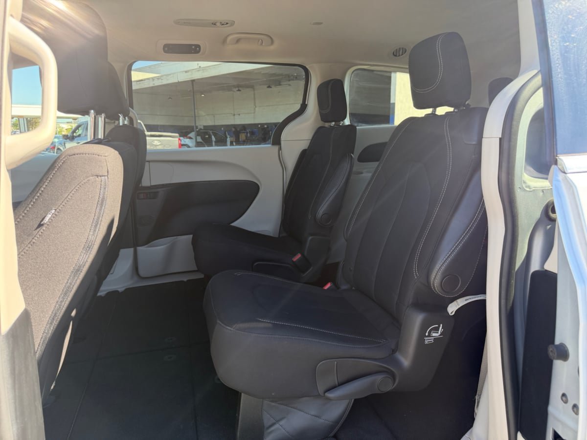 Used 2023 Chrysler Voyager LX FWD image 18