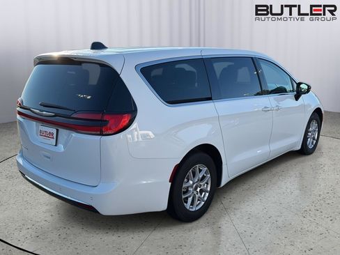 Used 2024 Chrysler Pacifica Touring-L FWD image 6
