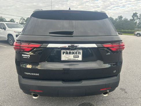 Used 2022 Chevrolet Traverse LT w/ LT Premium Package FWD image 3