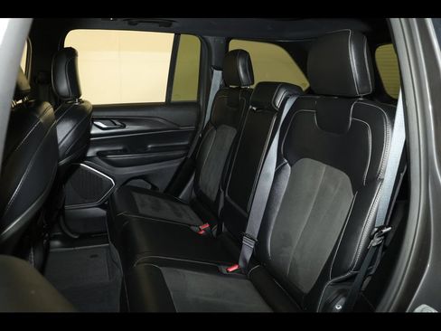 Used 2022 Jeep Grand Cherokee Altitude AWD/4WD image 19