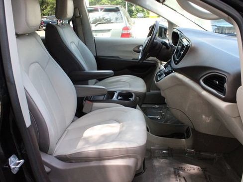 Used 2018 Chrysler Pacifica Touring-L FWD image 17