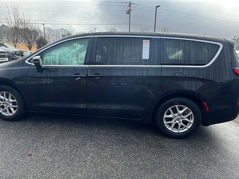 Used 2024 Chrysler Pacifica Touring-L image 11