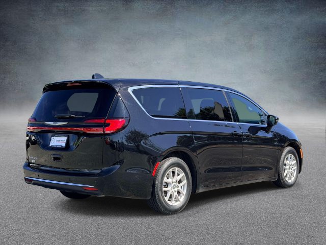 Used 2025 Chrysler Pacifica Select FWD image 2