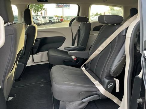 Used 2023 Chrysler Voyager LX FWD image 9