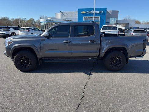 Used 2022 Toyota Tacoma SR5 w/ Technology Package image 4