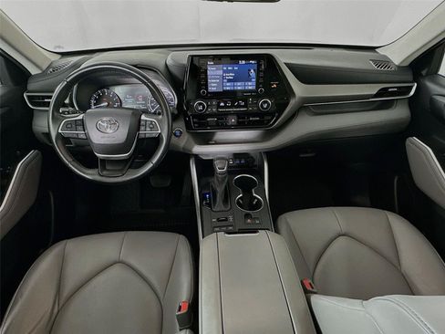 Used 2022 Toyota Highlander XLE AWD/4WD image 32