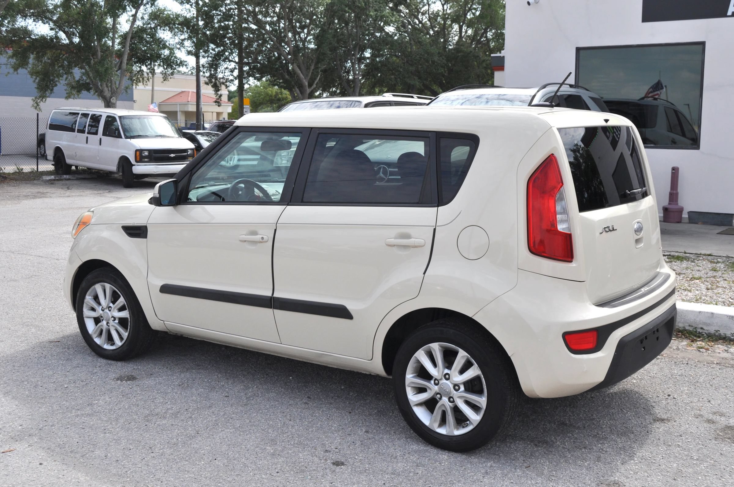 Used 2013 Kia Soul + FWD image 7