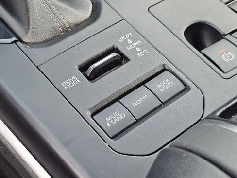 Used 2023 Toyota Highlander XLE AWD/4WD image 13
