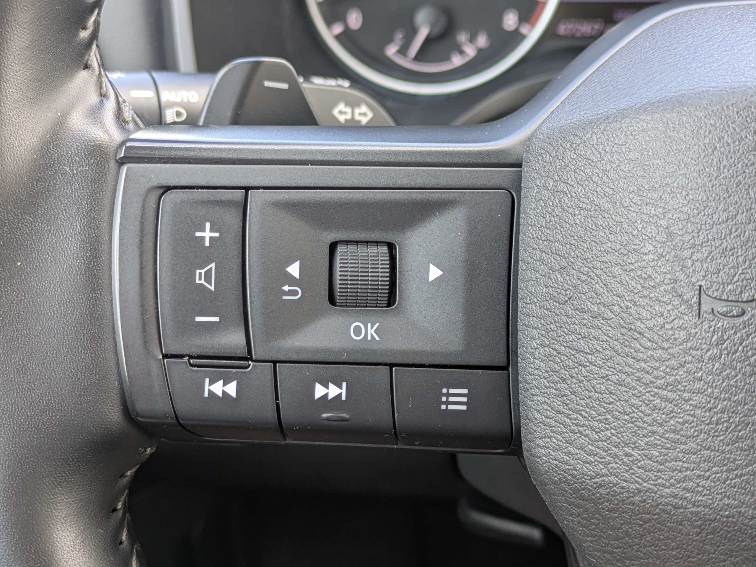 Used 2025 Nissan Rogue SV FWD image 26