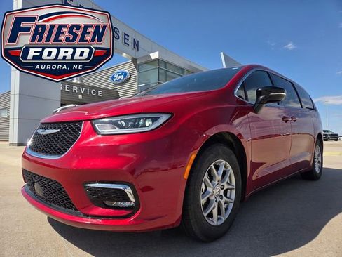 Used 2025 Chrysler Pacifica Select FWD image 1