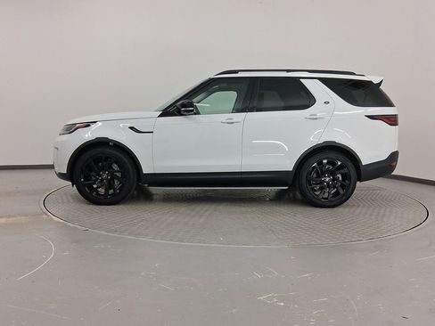 New 2025 Land Rover Discovery S image 2