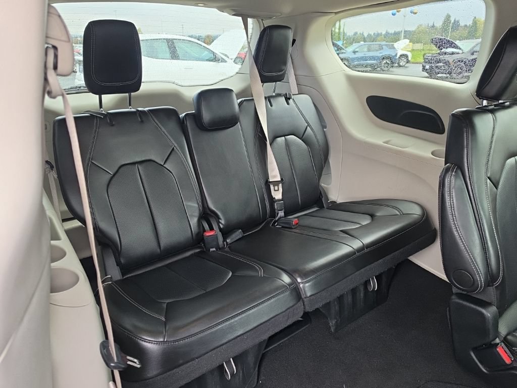 Used 2024 Chrysler Pacifica Touring-L FWD image 31