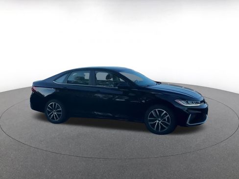 Used 2025 Volkswagen Jetta SE image 2