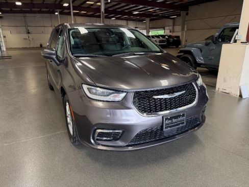 Used 2023 Chrysler Pacifica Touring-L FWD image 7