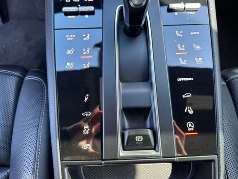 Certified 2023 Porsche Macan image 25