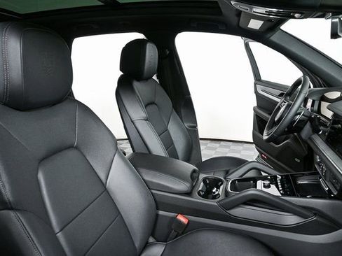Certified 2025 Porsche Cayenne image 21