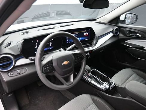 Used 2025 Chevrolet Trax LT FWD image 13