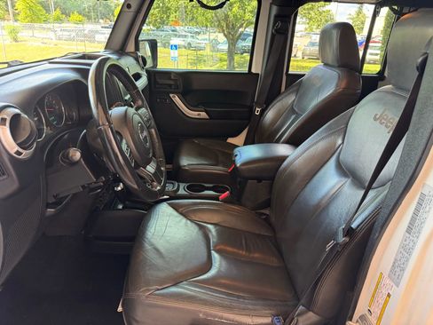 Used 2016 Jeep Wrangler Unlimited Sahara w/ Connectivity Group image 13