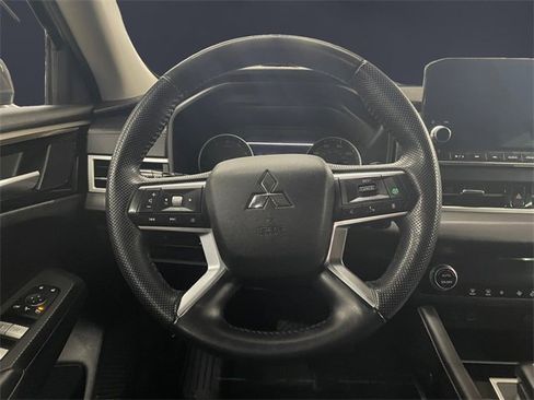 Used 2023 Mitsubishi Outlander SE image 12