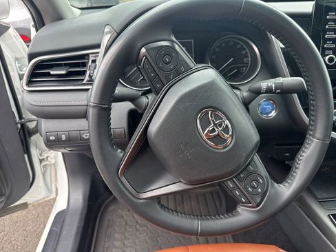 Used 2024 Toyota Camry SE image 11