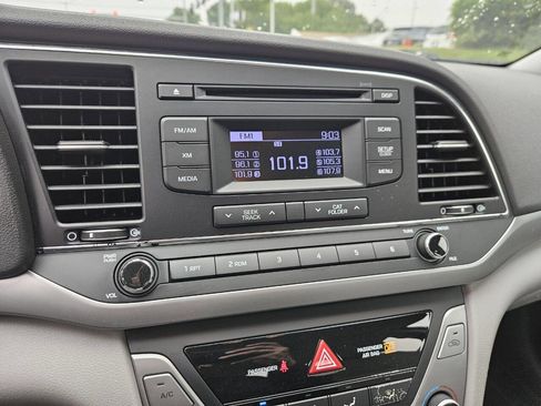 Used 2017 Hyundai Elantra SE FWD image 21