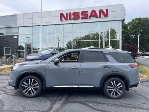New 2025 Nissan Pathfinder Platinum image 2