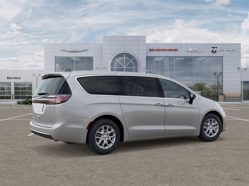 New 2026 Chrysler Pacifica Select image 4