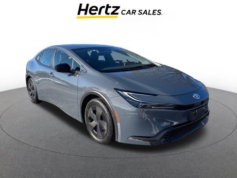 Used 2025 Toyota Prius LE image 1
