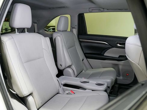Used 2016 Toyota Highlander Limited FWD image 18