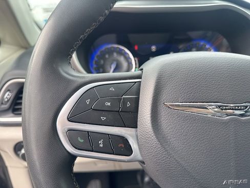 Used 2023 Chrysler Pacifica Touring-L image 21