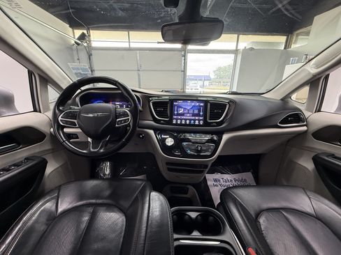 Used 2018 Chrysler Pacifica Touring-L w/ Advanced Safetytec Group FWD image 12