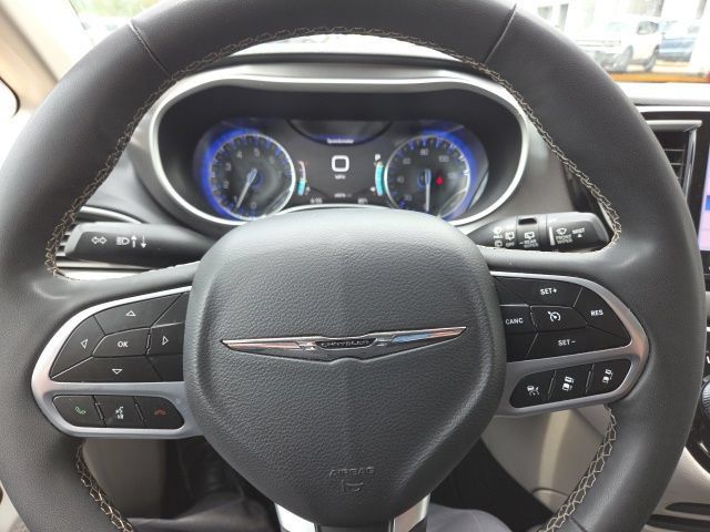 Used 2023 Chrysler Pacifica Touring-L FWD image 40