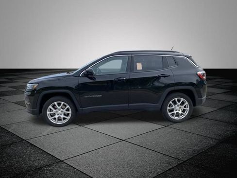 Used 2023 Jeep Compass Latitude w/ Sun and Sound Group AWD/4WD image 7