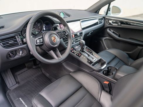 Certified 2025 Porsche Macan image 4