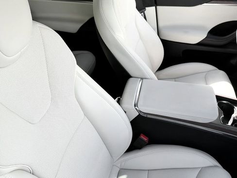 Used 2022 Tesla Model X image 30