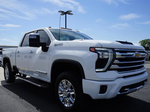 Used 2024 Chevrolet Silverado 2500 High Country w/ High Country Premium Package AWD/4WD image 7