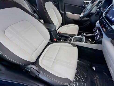 Used 2025 Hyundai Venue SEL FWD image 15