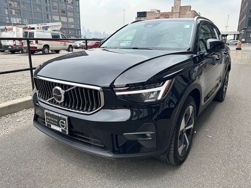 Certified 2025 Volvo XC40 B5 Plus w/ Climate Package image 3
