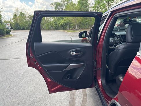 Used 2021 Jeep Cherokee Limited w/ Mopar Interior Package AWD/4WD image 34