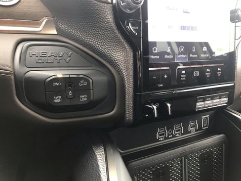 New 2025 RAM 2500 Limited AWD/4WD image 32